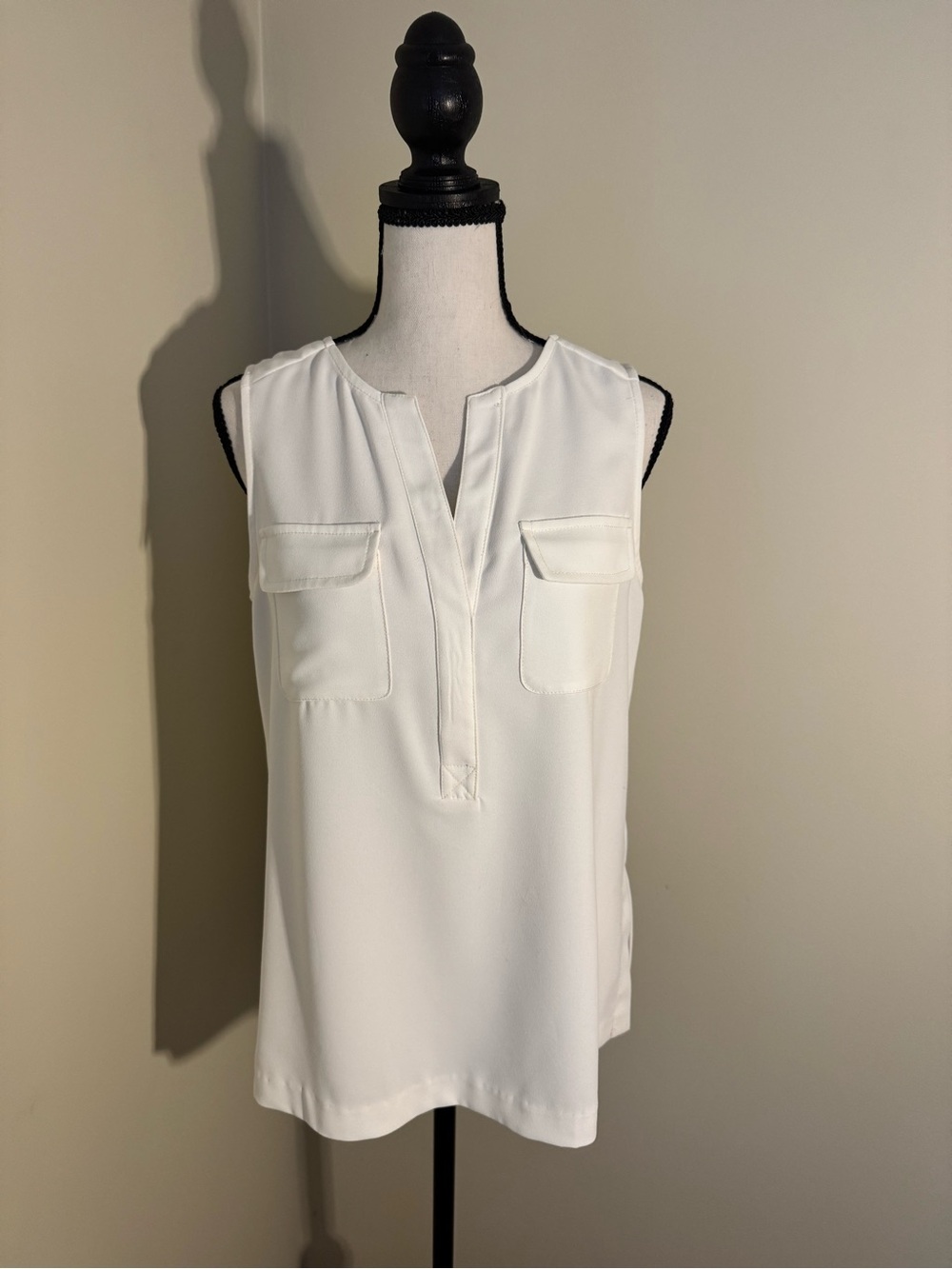 Trina Turk White Sleeveless V-Notch Front Pockets